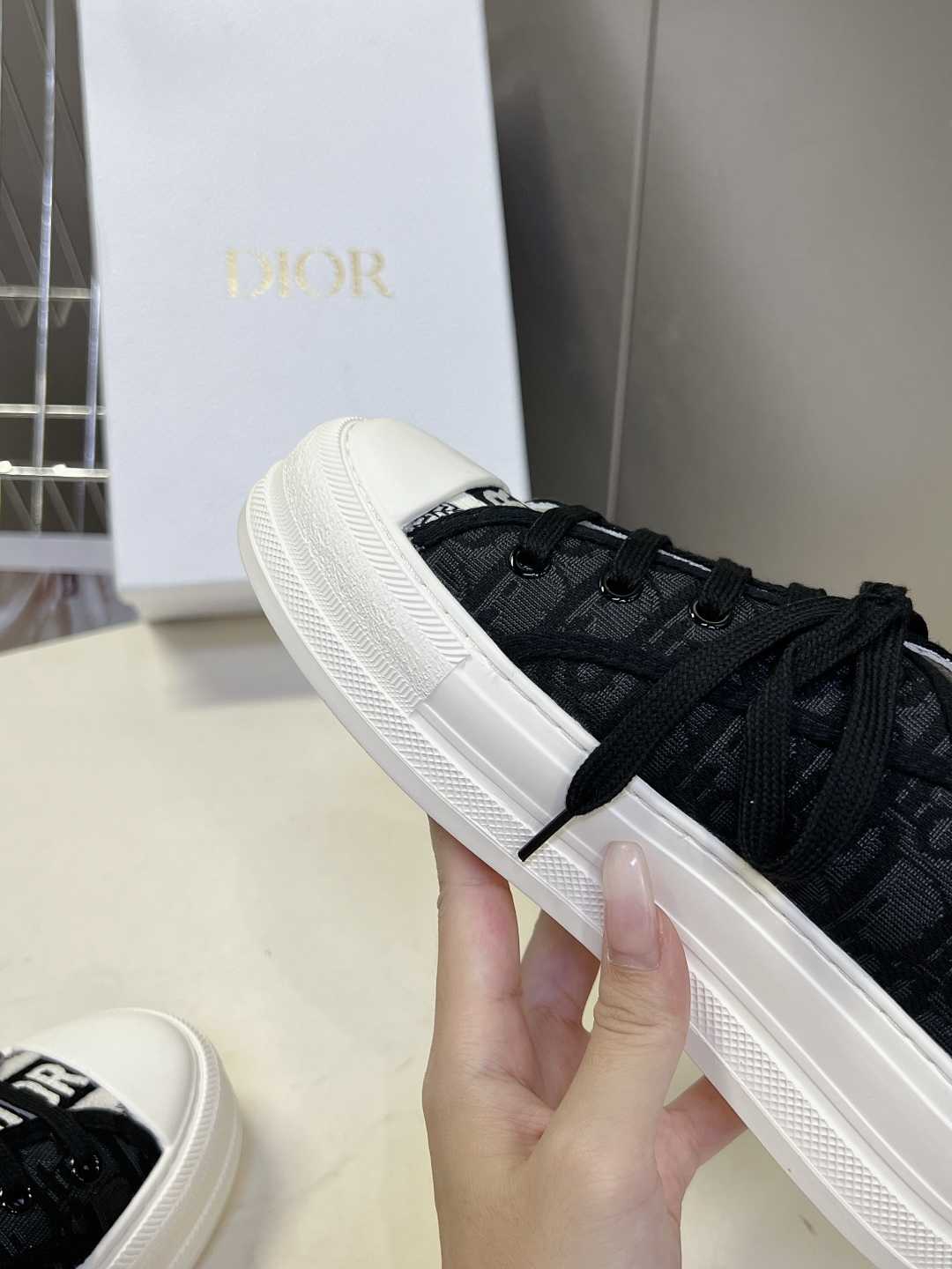 Dior迪澳2026春夏最新款老花休闲鞋超多明星网红种草 鞋面采用Dior经典的斜向字母提花面料，是品牌