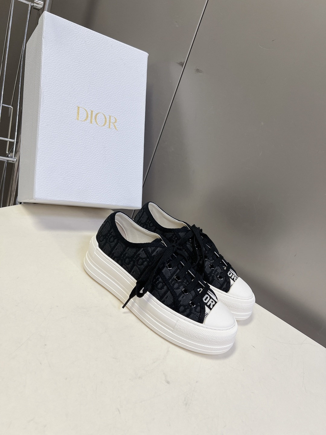 Dior迪澳2026春夏最新款老花休闲鞋超多明星网红种草 鞋面采用Dior经典的斜向字母提花面料，是品牌