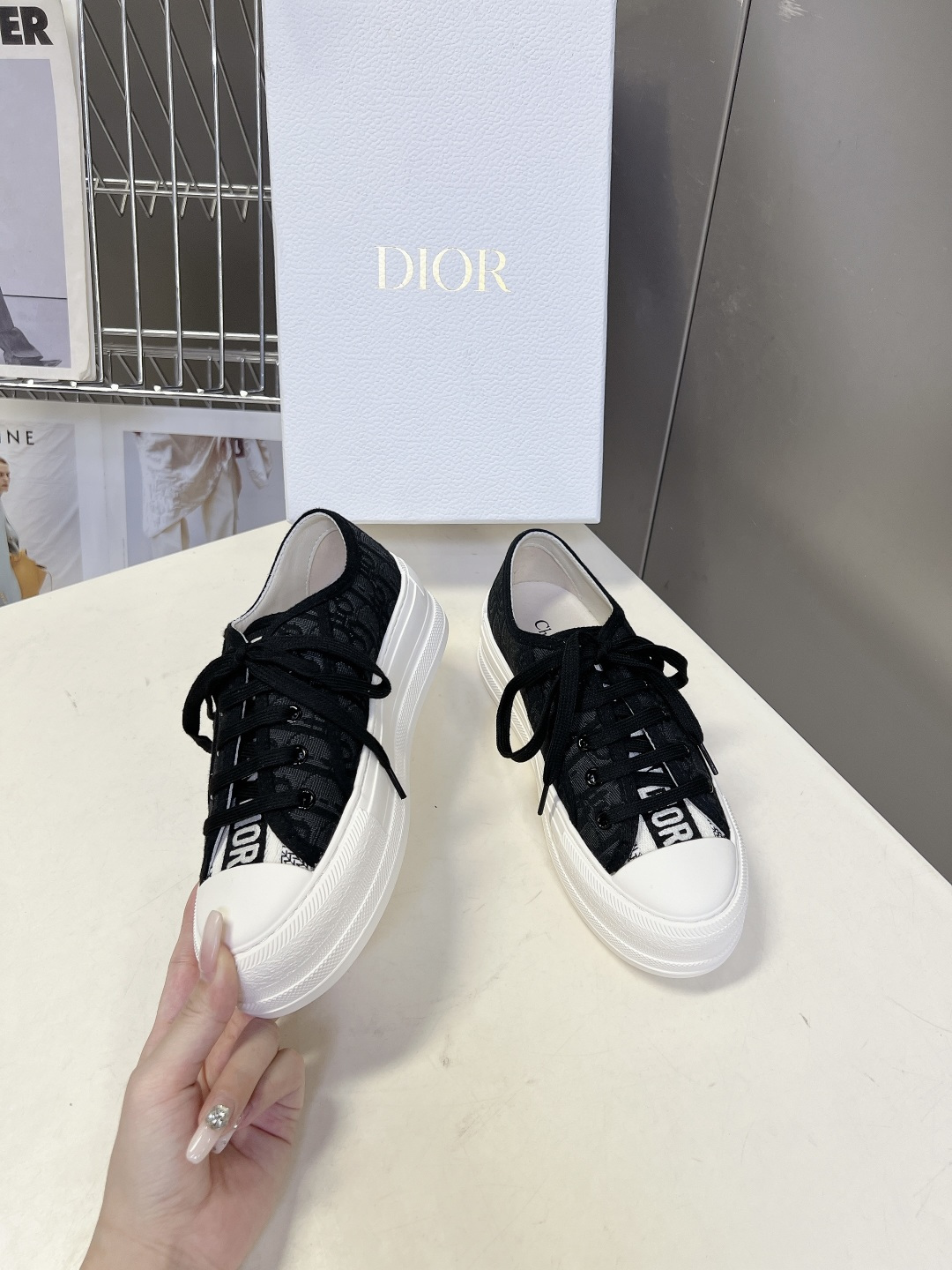 Dior迪澳2026春夏最新款老花休闲鞋超多明星网红种草 鞋面采用Dior经典的斜向字母提花面料，是品牌
