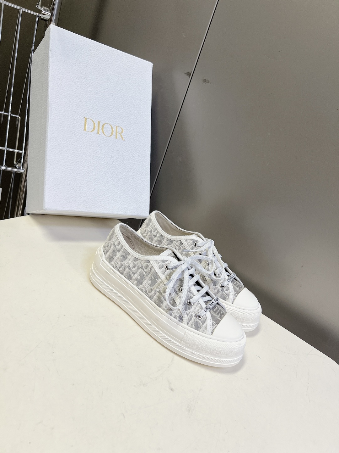 Dior迪澳2026春夏最新款老花休闲鞋超多明星网红种草 鞋面采用Dior经典的斜向字母提花面料，是品牌