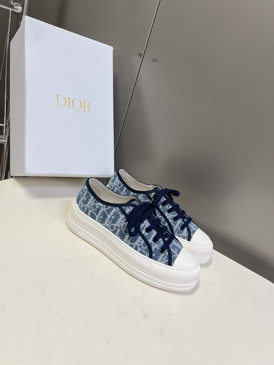 Dior迪澳2026春夏最新款老花休闲鞋超多明星网红种草 鞋面采用Dior经典的斜向字母提花面料，是品牌