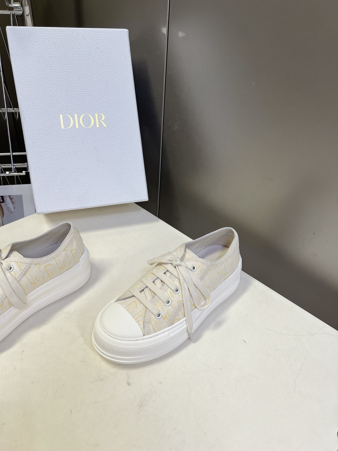 Dior迪澳2026春夏最新款老花休闲鞋超多明星网红种草 鞋面采用Dior经典的斜向字母提花面料，是品牌