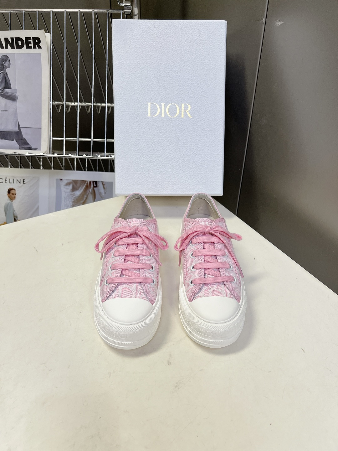 Dior迪澳2026春夏最新款老花休闲鞋超多明星网红种草 鞋面采用Dior经典的斜向字母提花面料，是品牌