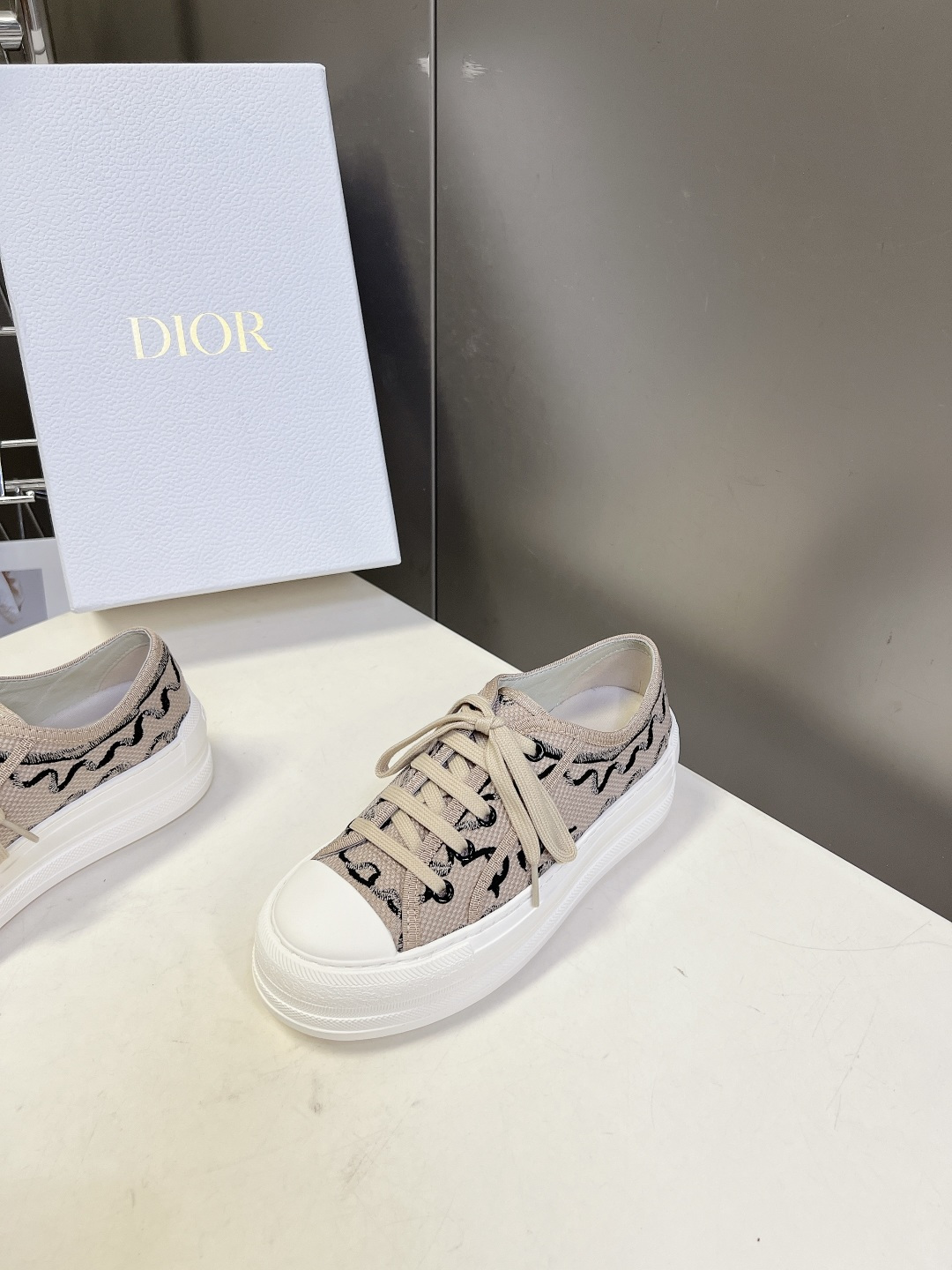 Dior迪澳2026春夏最新款老花休闲鞋超多明星网红种草 鞋面采用Dior经典的斜向字母提花面料，是品牌