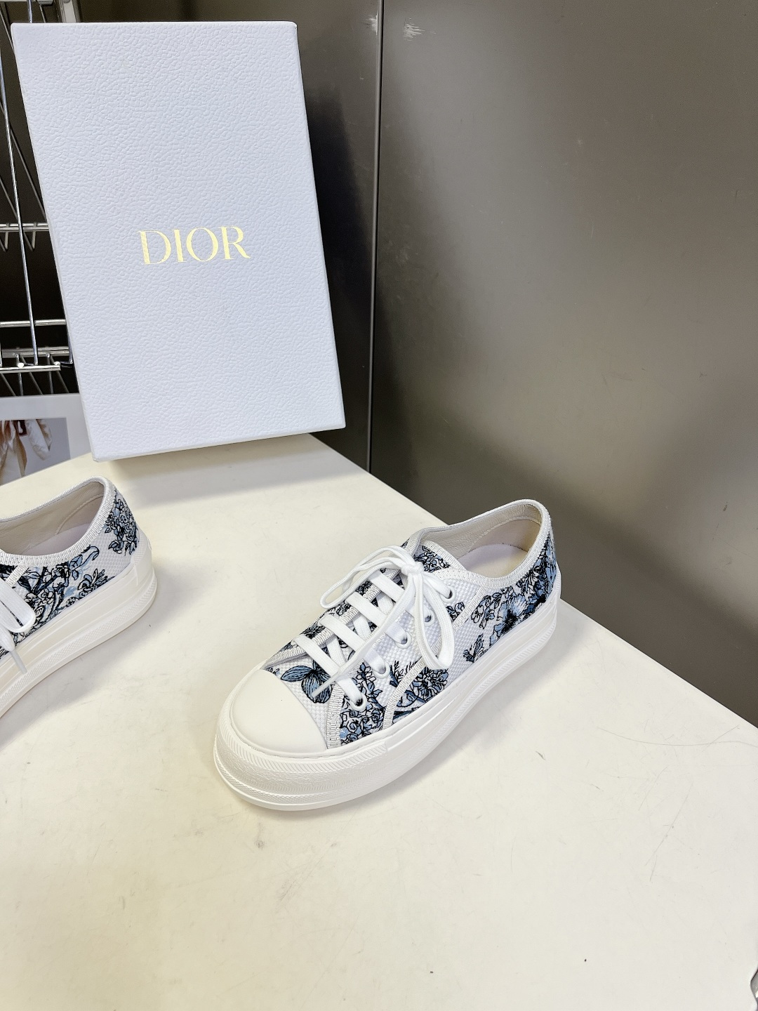Dior迪澳2026春夏最新款老花休闲鞋超多明星网红种草 鞋面采用Dior经典的斜向字母提花面料，是品牌