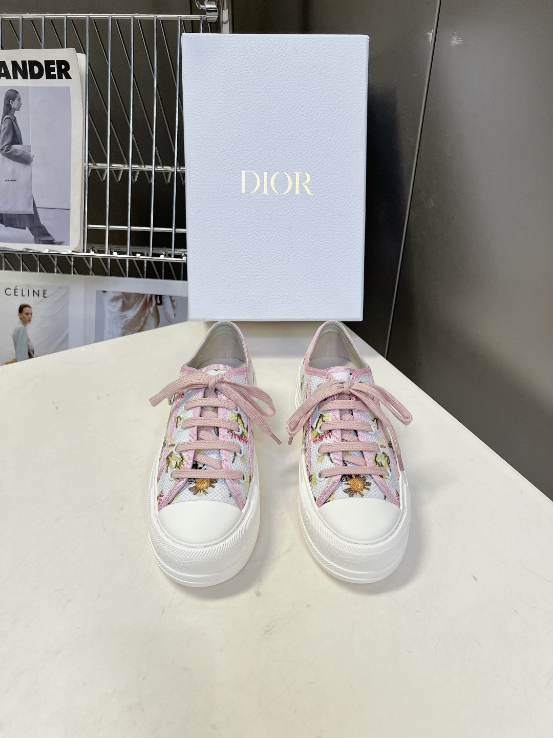 Dior迪澳2026春夏最新款老花休闲鞋超多明星网红种草 鞋面采用Dior经典的斜向字母提花面料，是品牌