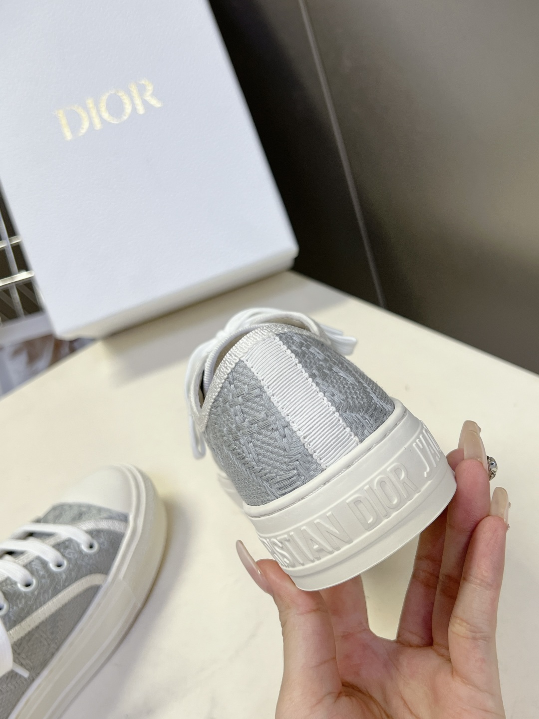 Dior迪澳2026春夏最新款老花休闲鞋超多明星网红种草 鞋面采用Dior经典的斜向字母提花面料，是品牌