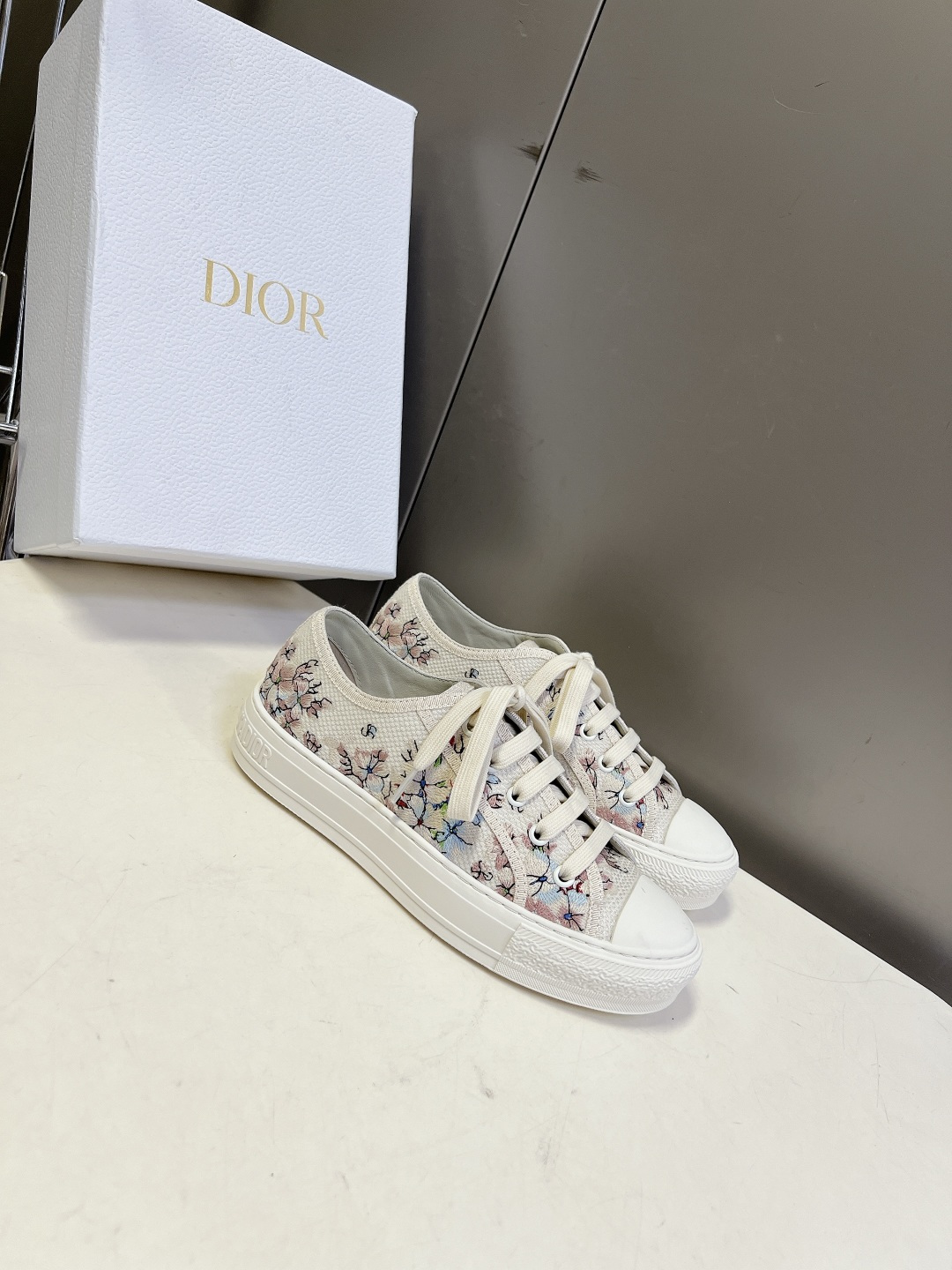 Dior迪澳2026春夏最新款老花休闲鞋超多明星网红种草 鞋面采用Dior经典的斜向字母提花面料，是品牌