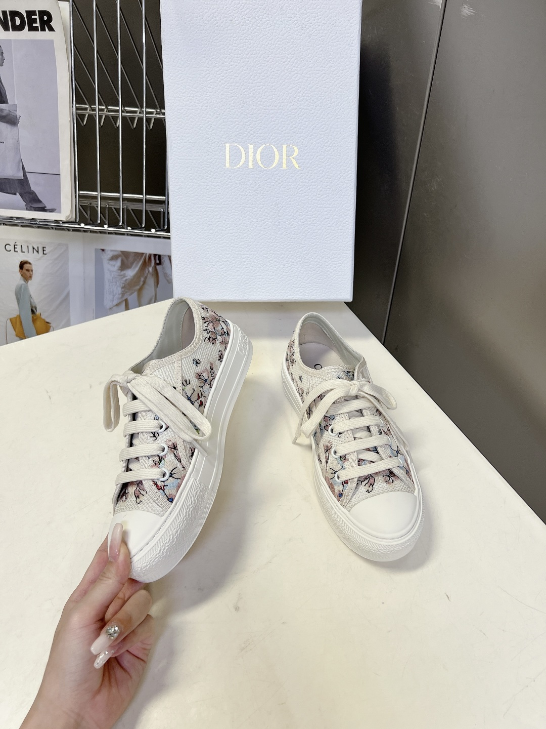 Dior迪澳2026春夏最新款老花休闲鞋超多明星网红种草 鞋面采用Dior经典的斜向字母提花面料，是品牌