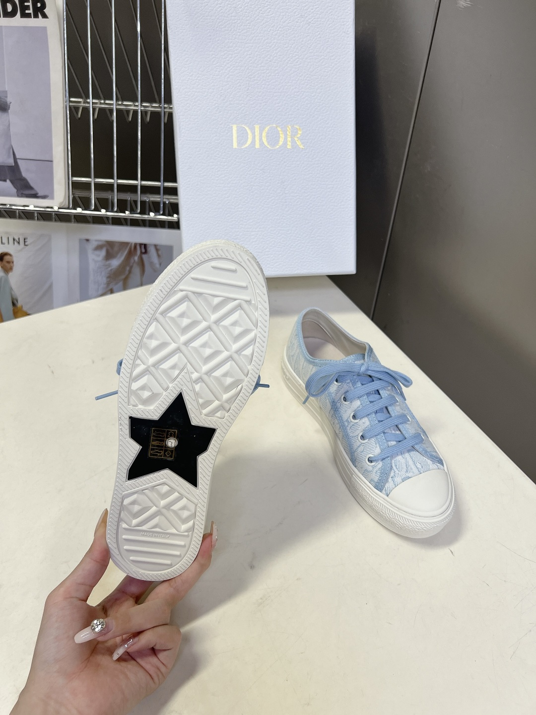 Dior迪澳2026春夏最新款老花休闲鞋超多明星网红种草 鞋面采用Dior经典的斜向字母提花面料，是品牌