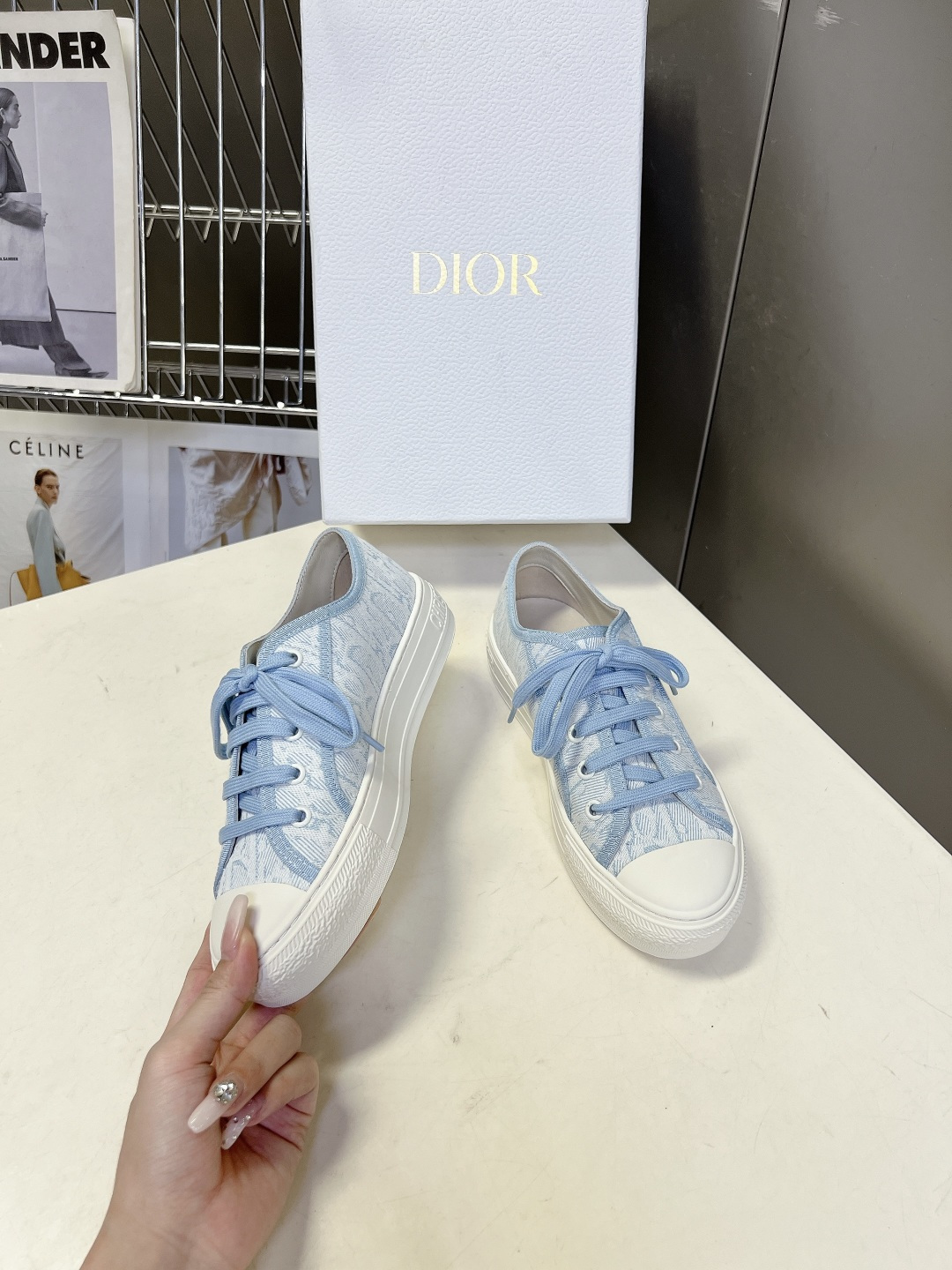 Dior迪澳2026春夏最新款老花休闲鞋超多明星网红种草 鞋面采用Dior经典的斜向字母提花面料，是品牌