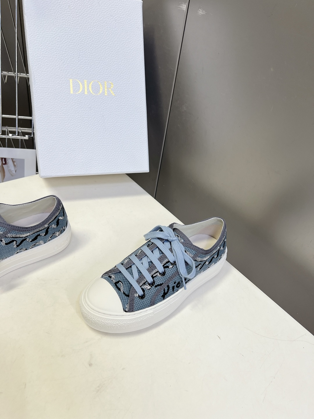 Dior迪澳2026春夏最新款老花休闲鞋超多明星网红种草 鞋面采用Dior经典的斜向字母提花面料，是品牌