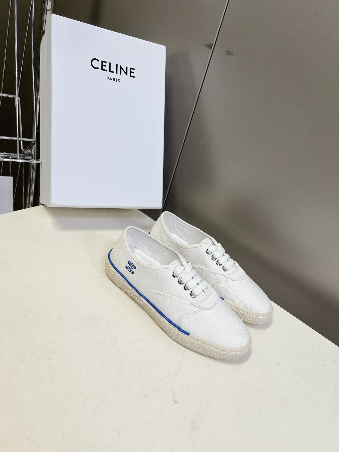 CELINE思琳春夏最新款凯旋门刺绣帆布低帮休闲鞋超多明星网红种草 鞋身侧面刺绣品牌标志性TRIOMPH