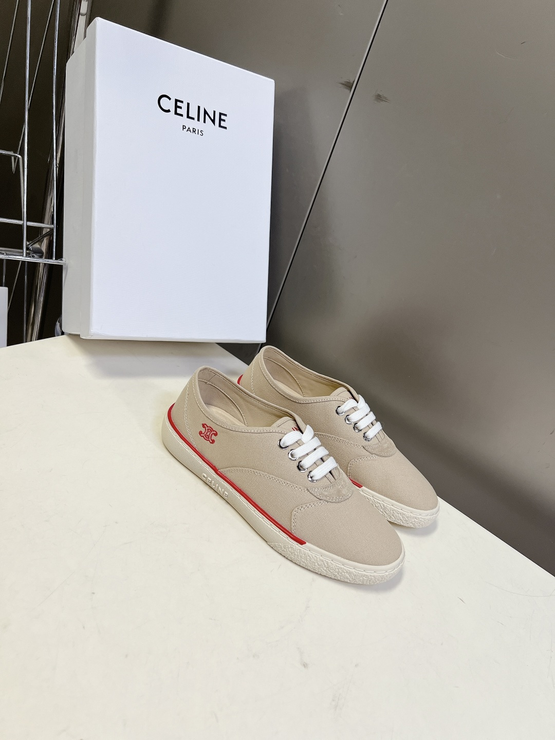 CELINE思琳春夏最新款凯旋门刺绣帆布低帮休闲鞋超多明星网红种草 鞋身侧面刺绣品牌标志性TRIOMPH