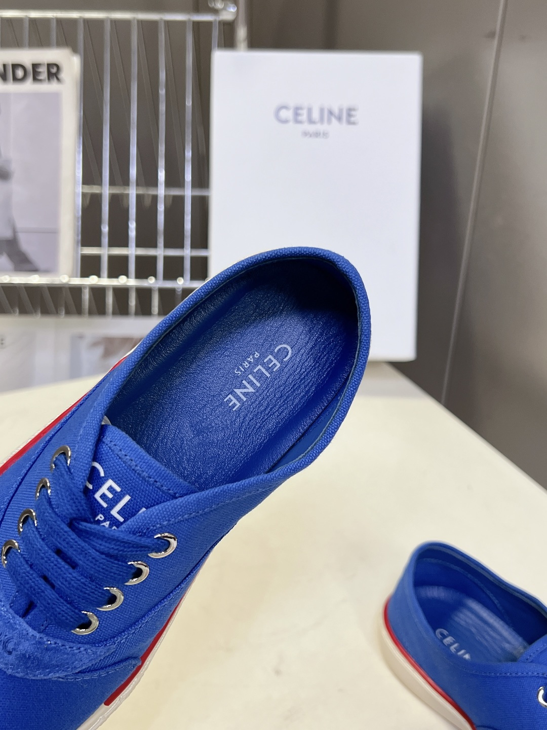 CELINE思琳春夏最新款凯旋门刺绣帆布低帮休闲鞋超多明星网红种草 鞋身侧面刺绣品牌标志性TRIOMPH
