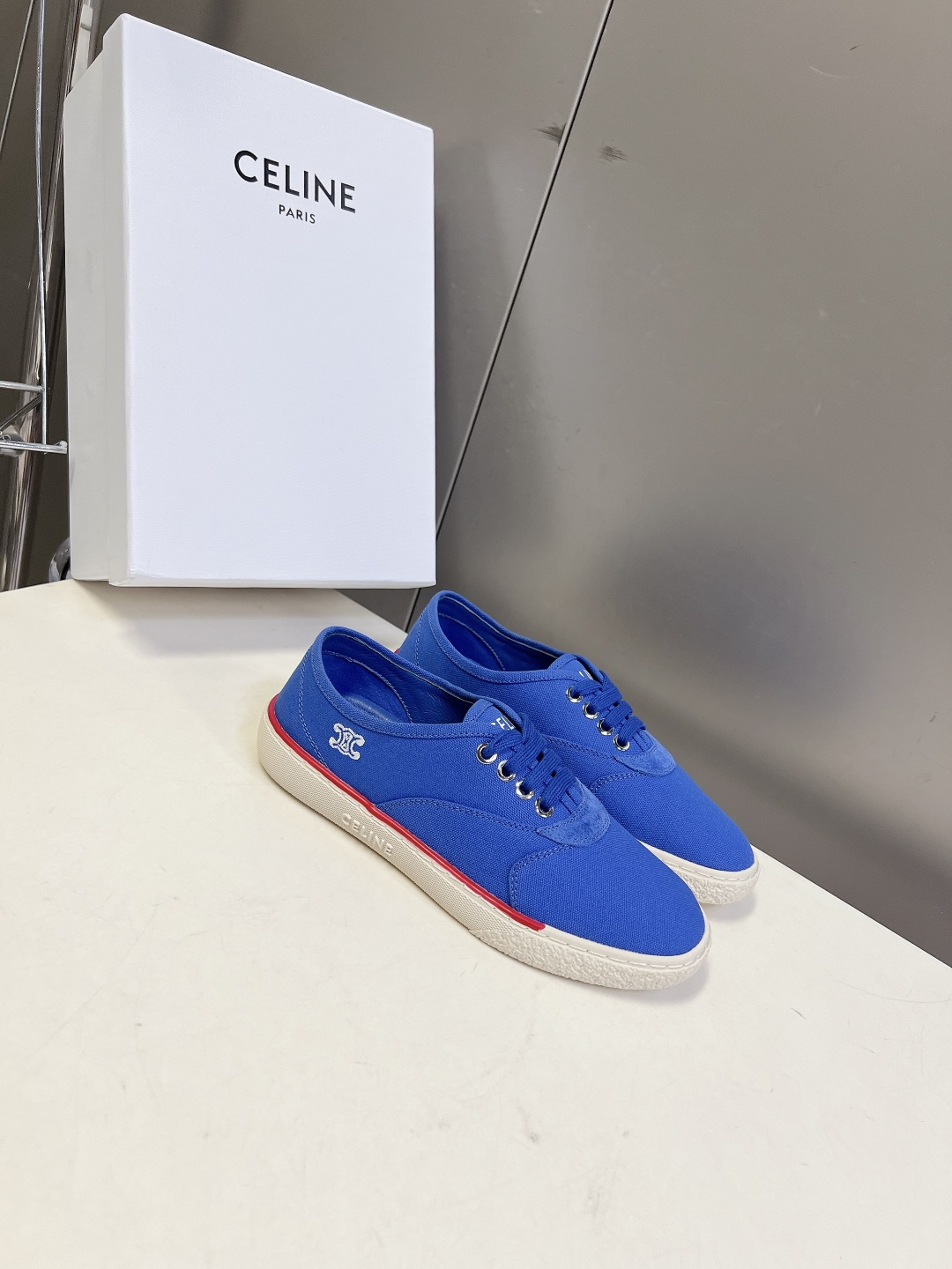 CELINE思琳春夏最新款凯旋门刺绣帆布低帮休闲鞋超多明星网红种草 鞋身侧面刺绣品牌标志性TRIOMPH