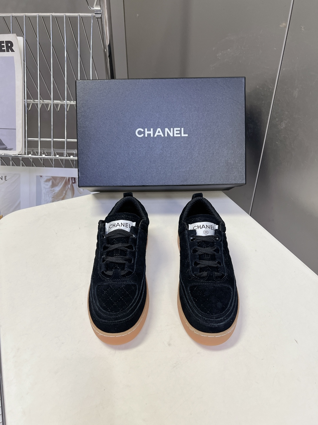 香奈儿CHANEL春夏最新款菱格纹德训鞋超多明星网红种草 鞋面的菱格缝线是香奈儿的经典元素 源自品牌包包
