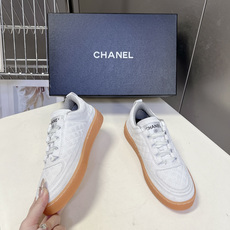 香奈儿CHANEL春夏最新款菱格纹德训鞋超多明星网红种草 鞋面的菱格缝线是香奈儿的经典元素 源自品牌包包 香奈儿CHANEL春夏最新款菱格纹德训鞋超多明星网红种草 鞋面的菱格缝线是香奈儿的经典元素 源自品牌包包