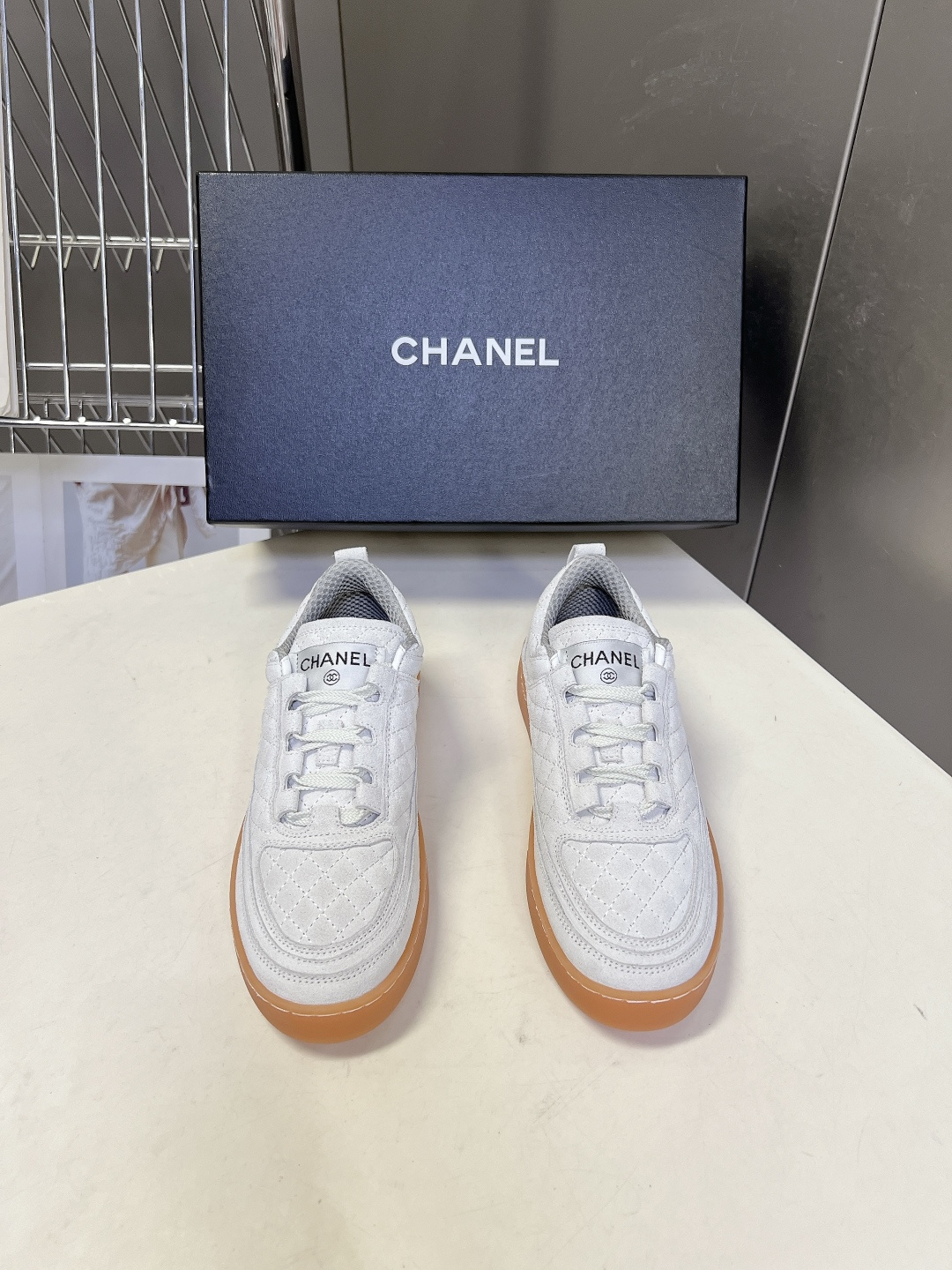 香奈儿CHANEL春夏最新款菱格纹德训鞋超多明星网红种草 鞋面的菱格缝线是香奈儿的经典元素 源自品牌包包