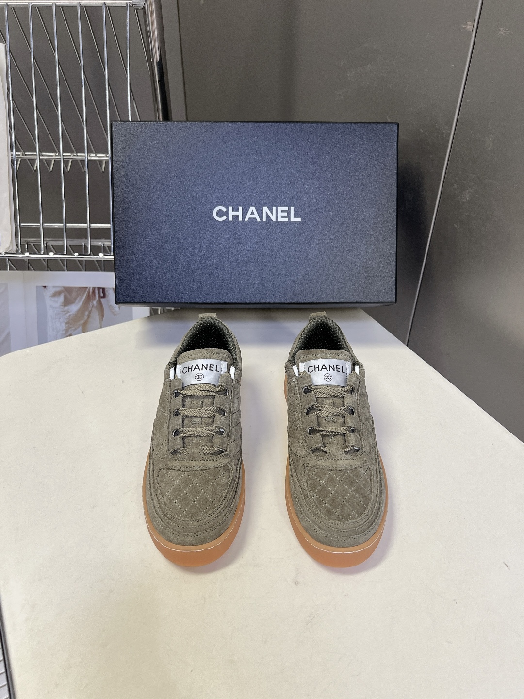 香奈儿CHANEL春夏最新款菱格纹德训鞋超多明星网红种草 鞋面的菱格缝线是香奈儿的经典元素 源自品牌包包