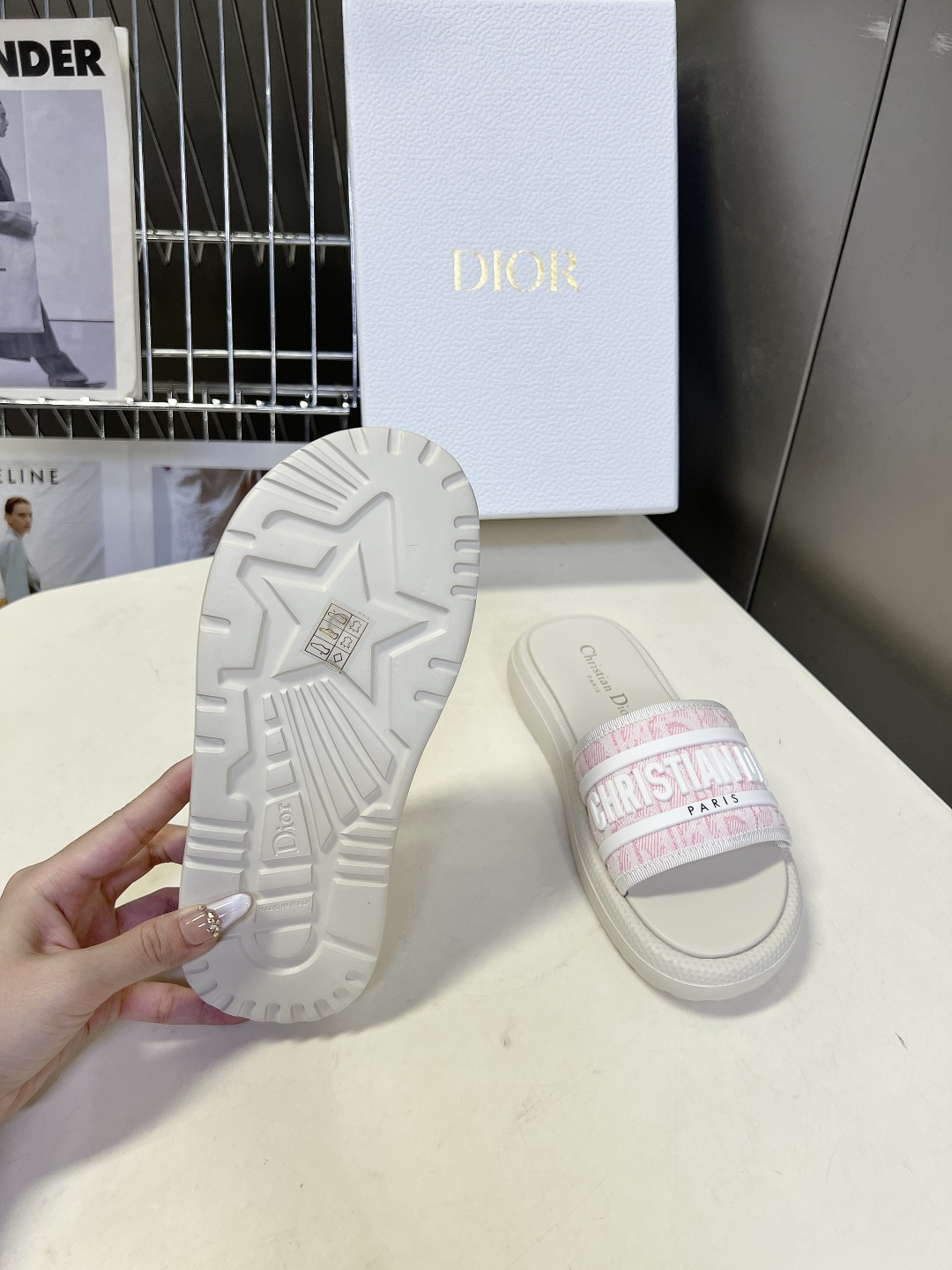 Dior迪奥春夏最新款电绣款拖鞋、超多明星网红种草、夏天必备 专柜正品购入开发 完美复刻细节 经典的版型