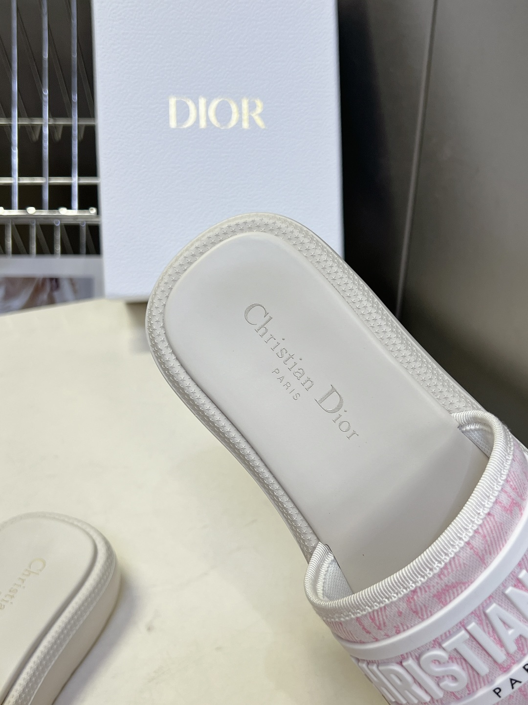Dior迪奥春夏最新款电绣款拖鞋、超多明星网红种草、夏天必备 专柜正品购入开发 完美复刻细节 经典的版型