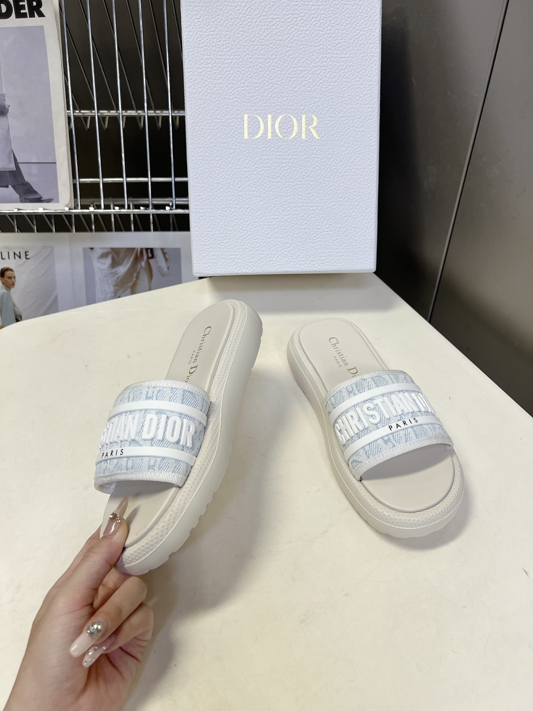 Dior迪奥春夏最新款电绣款拖鞋、超多明星网红种草、夏天必备 专柜正品购入开发 完美复刻细节 经典的版型