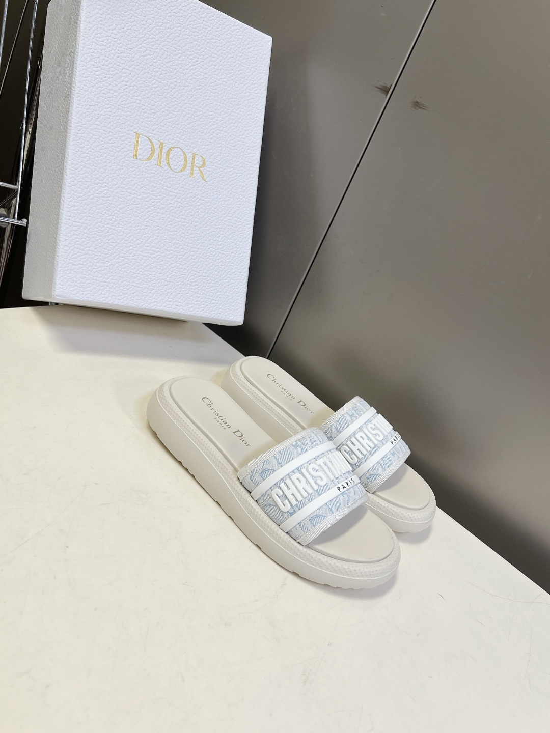 Dior迪奥春夏最新款电绣款拖鞋、超多明星网红种草、夏天必备 专柜正品购入开发 完美复刻细节 经典的版型