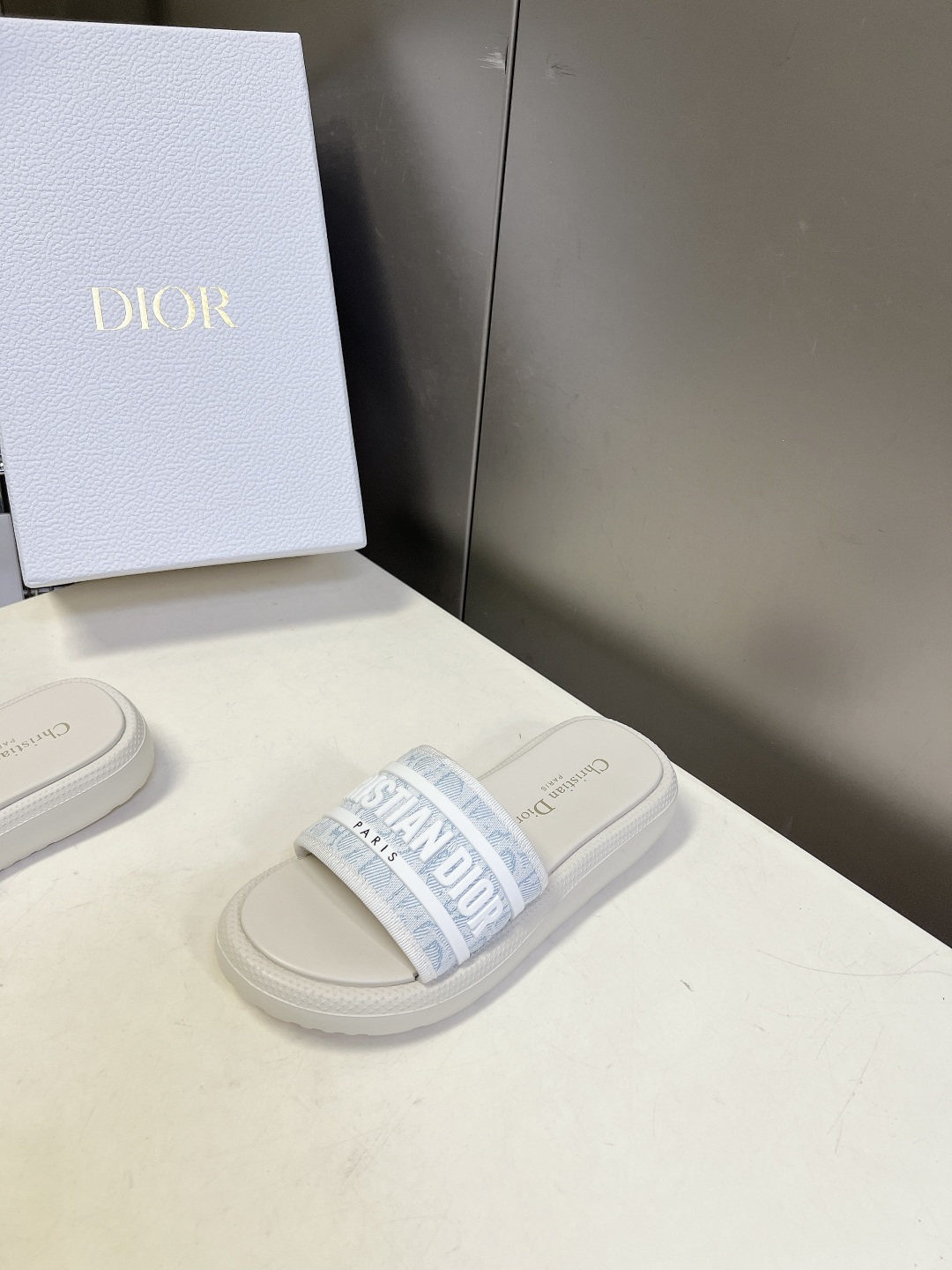 Dior迪奥春夏最新款电绣款拖鞋、超多明星网红种草、夏天必备 专柜正品购入开发 完美复刻细节 经典的版型