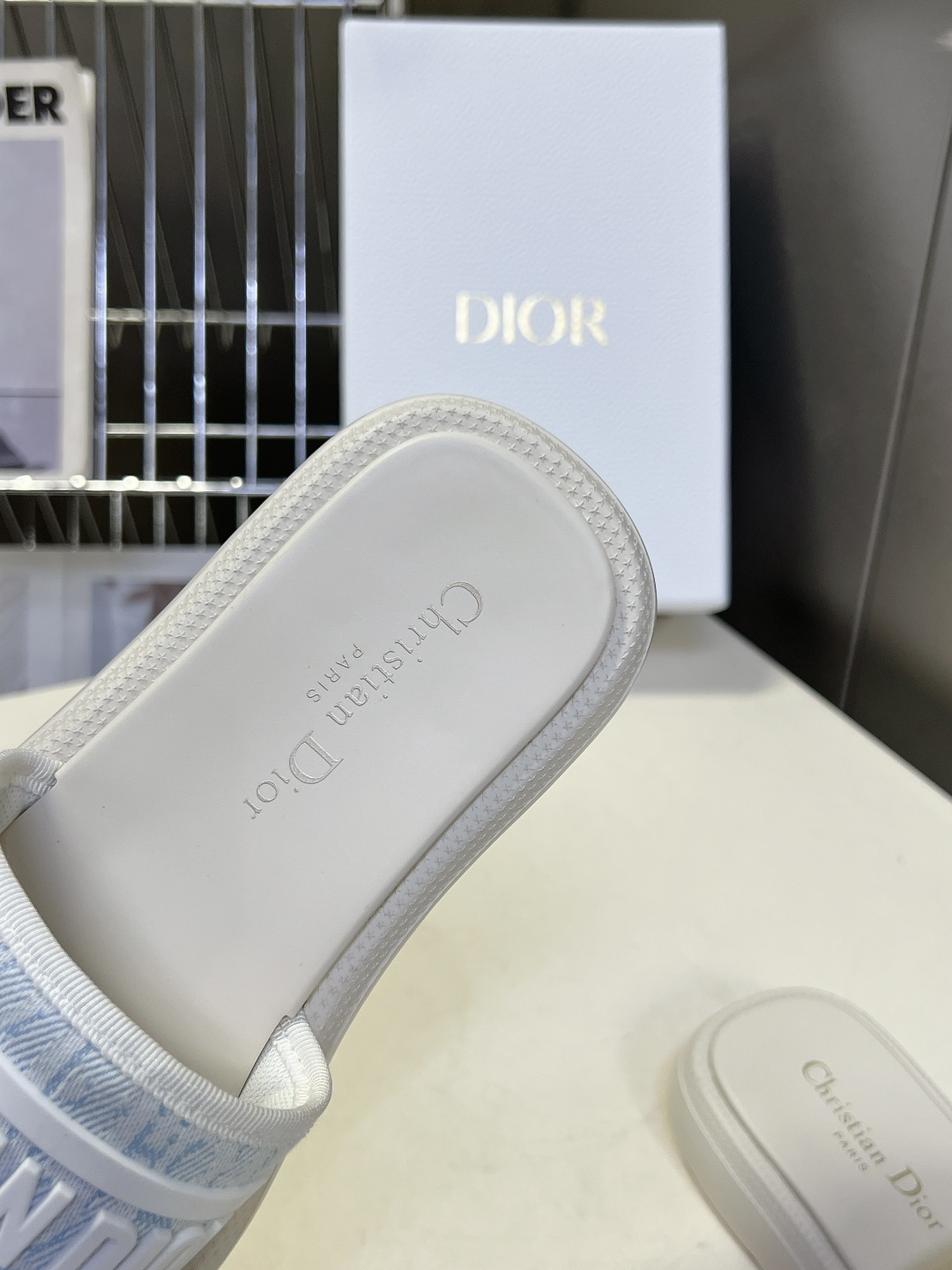 Dior迪奥春夏最新款电绣款拖鞋、超多明星网红种草、夏天必备 专柜正品购入开发 完美复刻细节 经典的版型