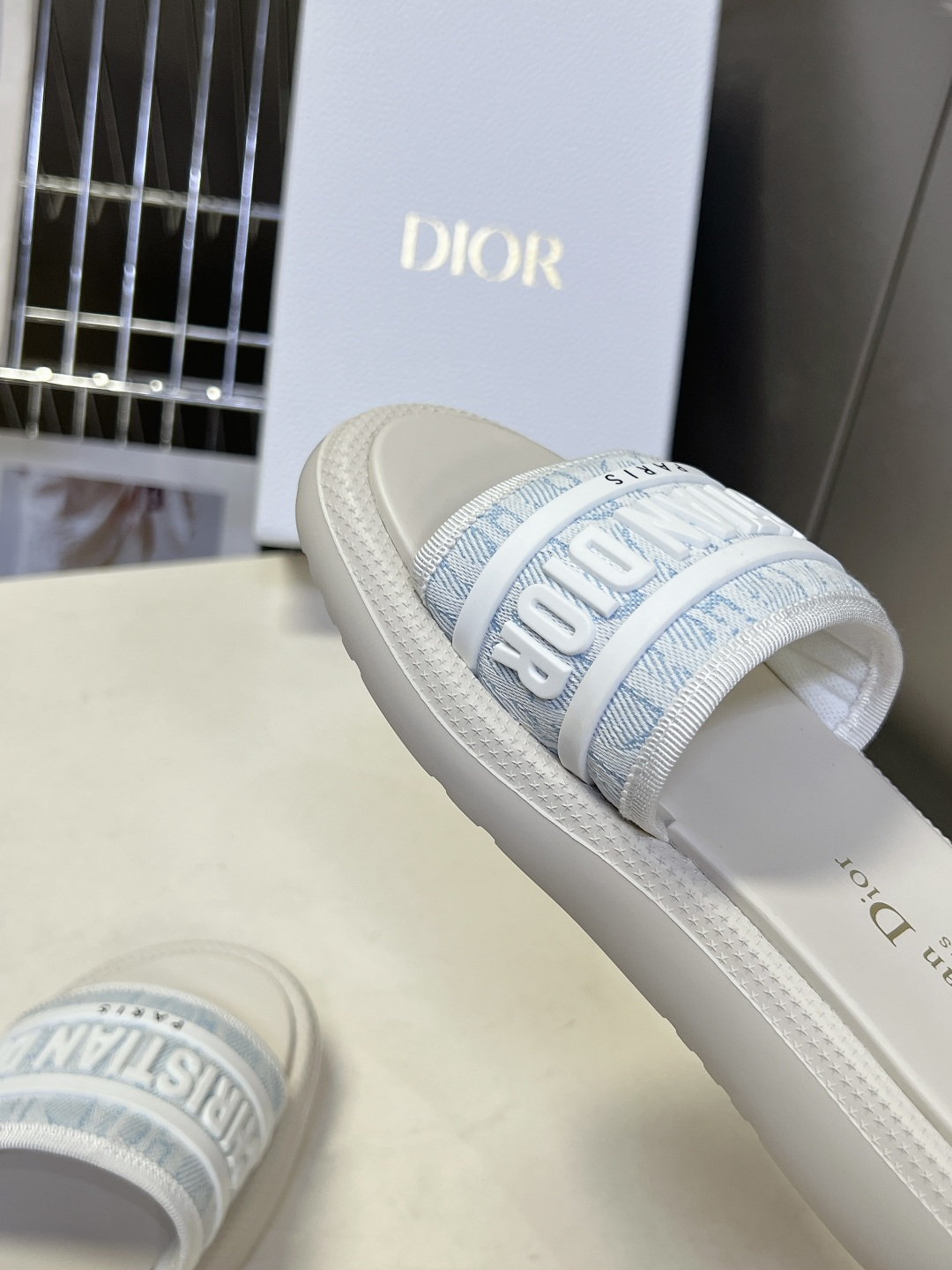 Dior迪奥春夏最新款电绣款拖鞋、超多明星网红种草、夏天必备 专柜正品购入开发 完美复刻细节 经典的版型