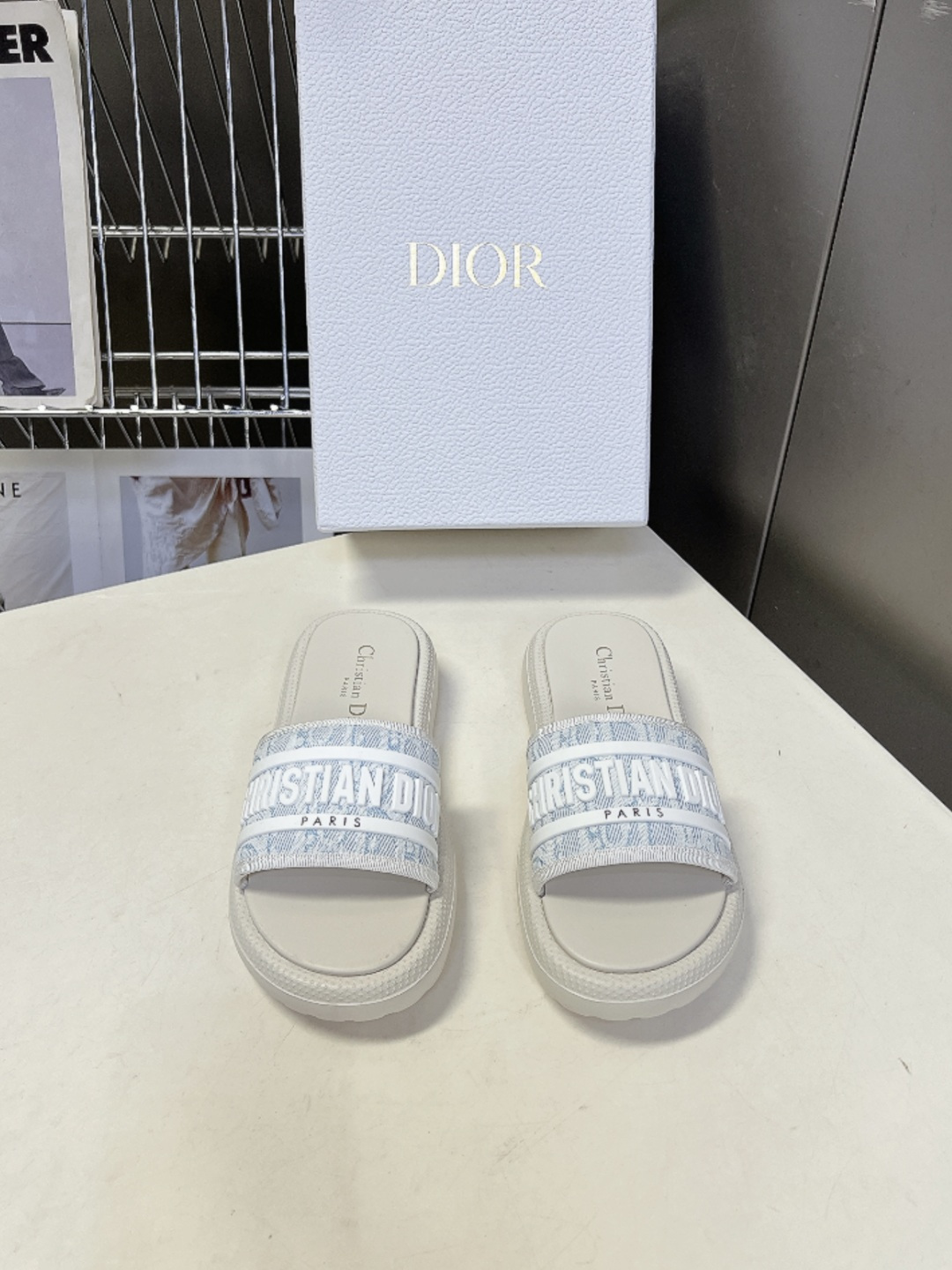 Dior迪奥春夏最新款电绣款拖鞋、超多明星网红种草、夏天必备 专柜正品购入开发 完美复刻细节 经典的版型