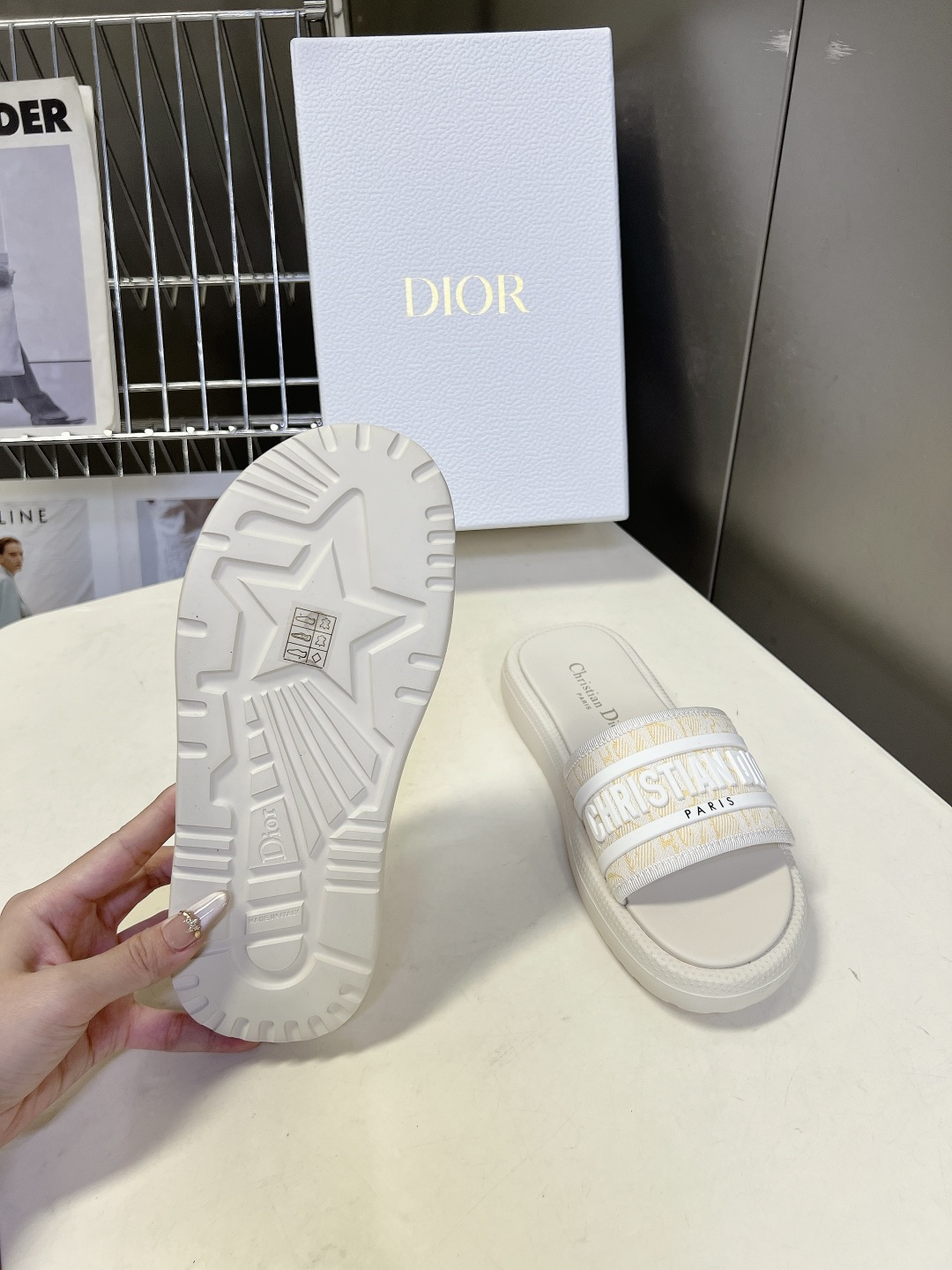 Dior迪奥春夏最新款电绣款拖鞋、超多明星网红种草、夏天必备 专柜正品购入开发 完美复刻细节 经典的版型