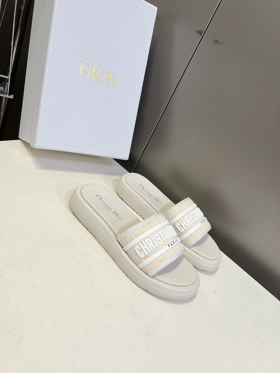 Dior迪奥春夏最新款电绣款拖鞋、超多明星网红种草、夏天必备 专柜正品购入开发 完美复刻细节 经典的版型