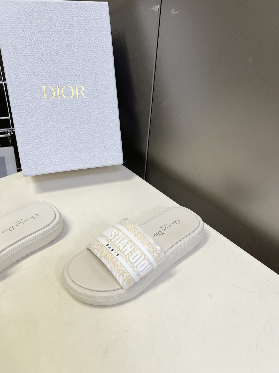 Dior迪奥春夏最新款电绣款拖鞋、超多明星网红种草、夏天必备 专柜正品购入开发 完美复刻细节 经典的版型