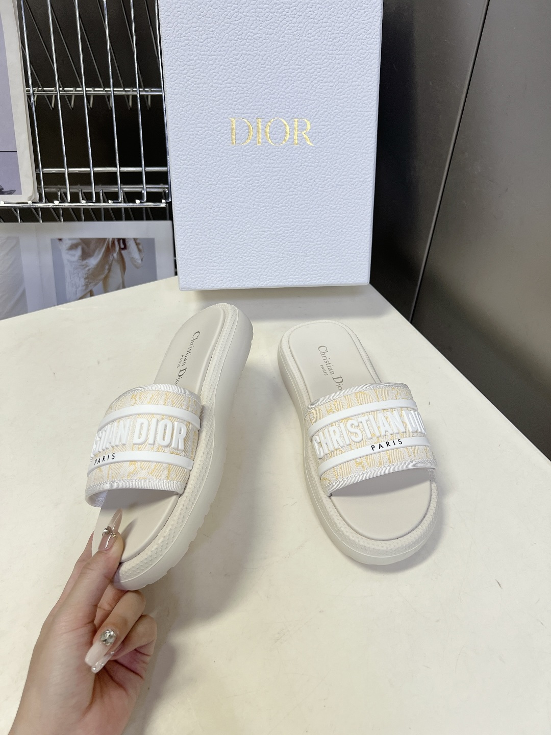 Dior迪奥春夏最新款电绣款拖鞋、超多明星网红种草、夏天必备 专柜正品购入开发 完美复刻细节 经典的版型
