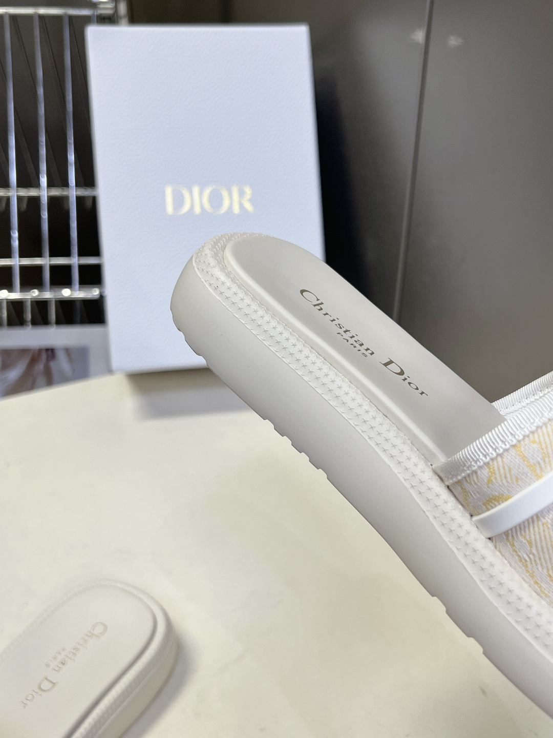Dior迪奥春夏最新款电绣款拖鞋、超多明星网红种草、夏天必备 专柜正品购入开发 完美复刻细节 经典的版型