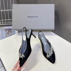Balenciaga巴黎世家 × Manolo Blahnik 联名后绊带缎面水晶高跟鞋超多明星网红种草 Balenciaga巴黎世家 × Manolo Blahnik 联名后绊带缎面水晶高跟鞋超多明星网红种草