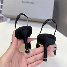 Balenciaga巴黎世家 × Manolo Blahnik 联名后绊带缎面水晶高跟鞋超多明星网红种草 Balenciaga巴黎世家 × Manolo Blahnik 联名后绊带缎面水晶高跟鞋超多明星网红种草