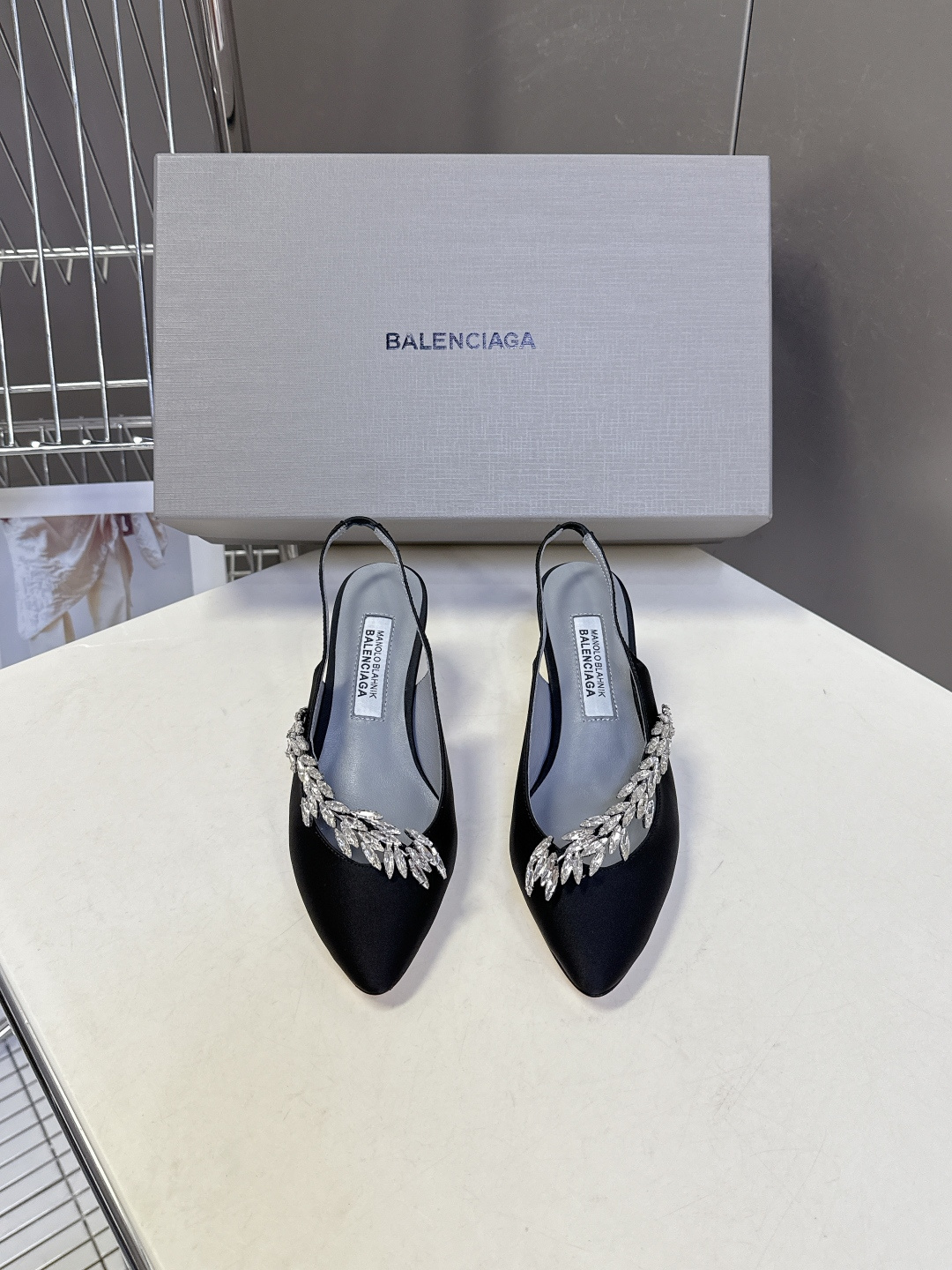 Balenciaga巴黎世家 × Manolo Blahnik 联名后绊带缎面水晶高跟鞋超多明星网红种草