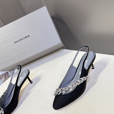 Balenciaga巴黎世家 × Manolo Blahnik 联名后绊带缎面水晶高跟鞋超多明星网红种草 Balenciaga巴黎世家 × Manolo Blahnik 联名后绊带缎面水晶高跟鞋超多明星网红种草