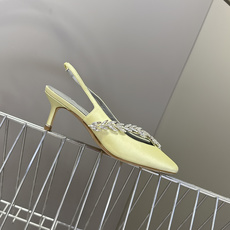Balenciaga巴黎世家 × Manolo Blahnik 联名后绊带缎面水晶高跟鞋超多明星网红种草 Balenciaga巴黎世家 × Manolo Blahnik 联名后绊带缎面水晶高跟鞋超多明星网红种草