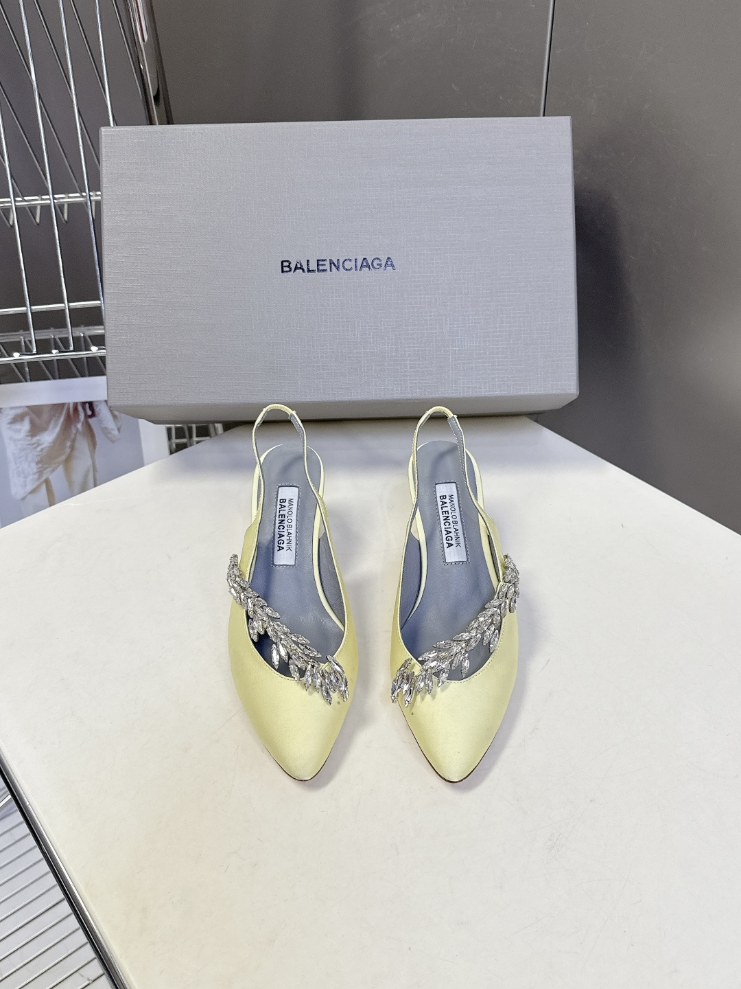 Balenciaga巴黎世家 × Manolo Blahnik 联名后绊带缎面水晶高跟鞋超多明星网红种草