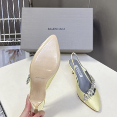 Balenciaga巴黎世家 × Manolo Blahnik 联名后绊带缎面水晶高跟鞋超多明星网红种草 Balenciaga巴黎世家 × Manolo Blahnik 联名后绊带缎面水晶高跟鞋超多明星网红种草