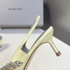 Balenciaga巴黎世家 × Manolo Blahnik 联名后绊带缎面水晶高跟鞋超多明星网红种草 Balenciaga巴黎世家 × Manolo Blahnik 联名后绊带缎面水晶高跟鞋超多明星网红种草