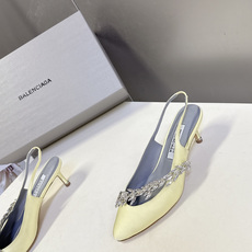Balenciaga巴黎世家 × Manolo Blahnik 联名后绊带缎面水晶高跟鞋超多明星网红种草 Balenciaga巴黎世家 × Manolo Blahnik 联名后绊带缎面水晶高跟鞋超多明星网红种草