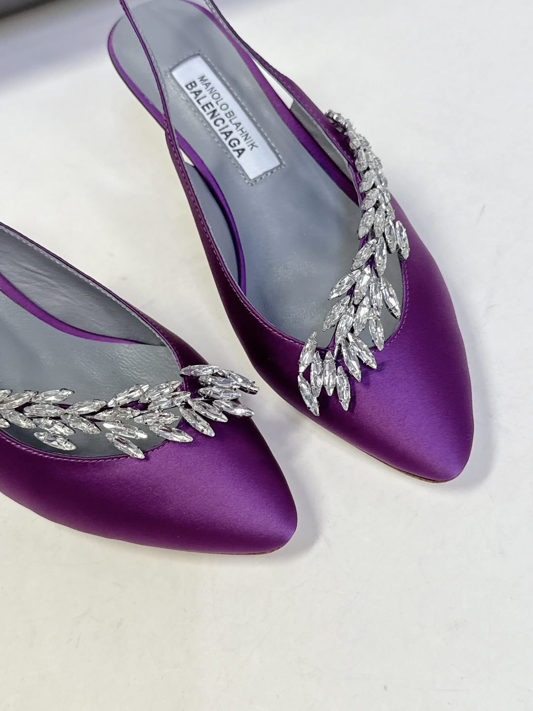 Balenciaga巴黎世家 × Manolo Blahnik 联名后绊带缎面水晶高跟鞋超多明星网红种草 Balenciaga巴黎世家 × Manolo Blahnik 联名后绊带缎面水晶高跟鞋超多明星网红种草