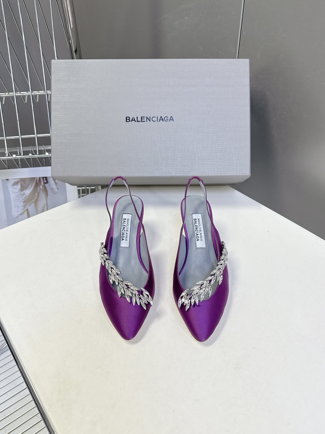 Balenciaga巴黎世家 × Manolo Blahnik 联名后绊带缎面水晶高跟鞋超多明星网红种草