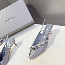 Balenciaga巴黎世家 × Manolo Blahnik 联名后绊带缎面水晶高跟鞋超多明星网红种草 Balenciaga巴黎世家 × Manolo Blahnik 联名后绊带缎面水晶高跟鞋超多明星网红种草
