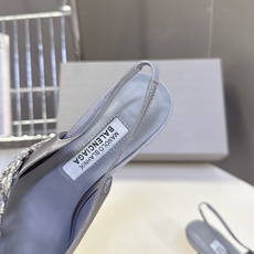 Balenciaga巴黎世家 × Manolo Blahnik 联名后绊带缎面水晶高跟鞋超多明星网红种草 Balenciaga巴黎世家 × Manolo Blahnik 联名后绊带缎面水晶高跟鞋超多明星网红种草
